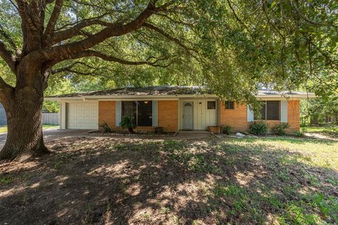 Photo of 504 Redbud Street St, Caldwell, TX 77836 (MLS # 91468580)
