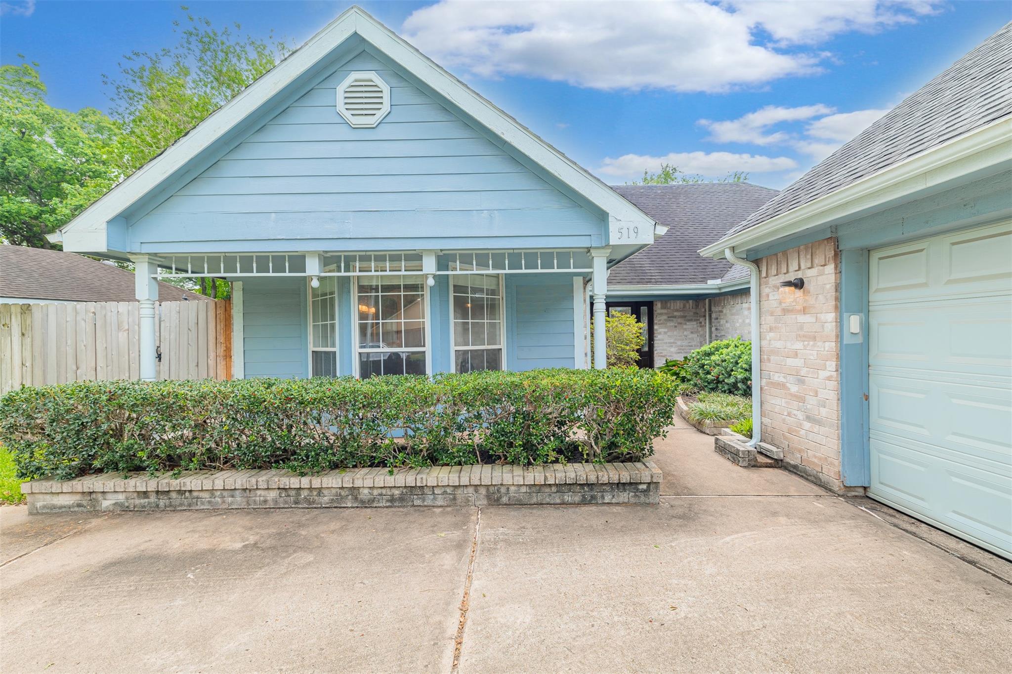 519 E Hillary Circle