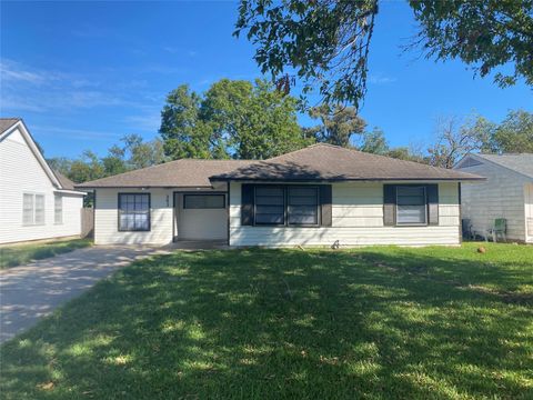 Photo of 243 Acacia Street, Lake Jackson, TX 77566 (MLS # 5044957)