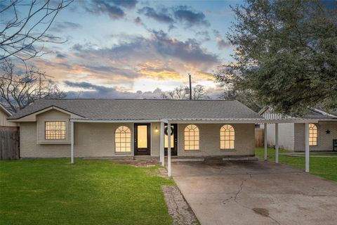 Photo of 522 Hollyvale Dr DR, Houston, TX 77060 (MLS # 64400805)