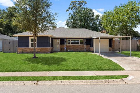 Photo of 1802 Turnpike Road, Houston, TX 77008 (MLS # 53216555)