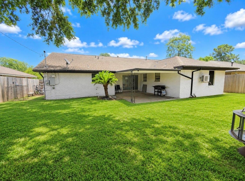 Photo of 1604 Leneva Lane, Pasadena, TX 77502 (MLS # 18105516)