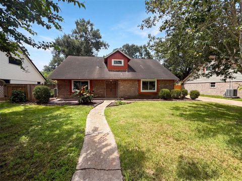 Photo of 5116 E Bayou Drive, Dickinson, TX 77539 (MLS # 71597659)