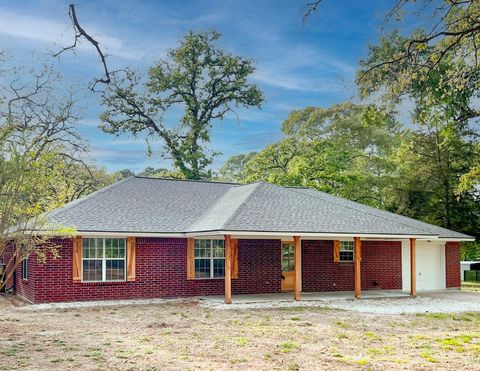 Photo of 10 Oak Creek Drive, Huntsville, TX 77340 (MLS # 64058085)