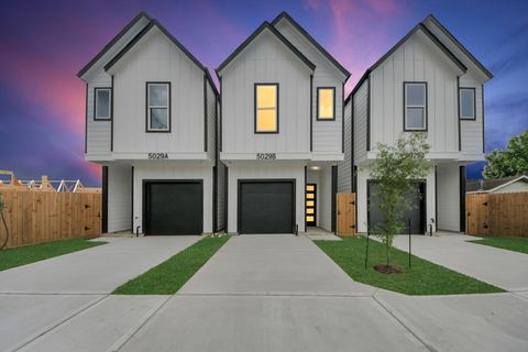 Homes For Sale - 5029 Broom Street #B<br/> Houston, TX 77091