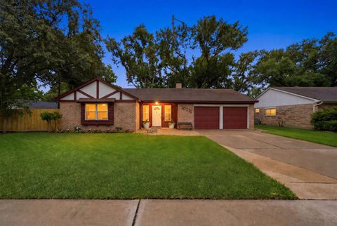 Photo of 10311 Westray Street, Houston, TX 77043 (MLS # 63381891)