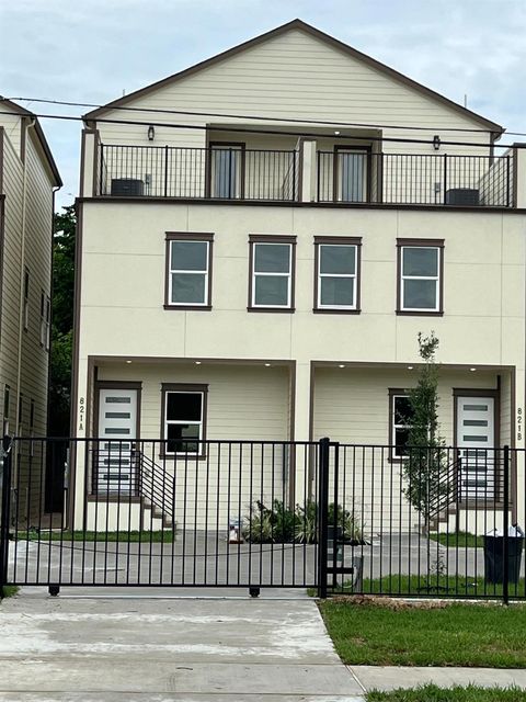 Photo of 823 North Loop, Houston, TX 77022 (MLS # 77465098)