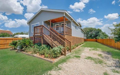 Photo of 4802 Crane Street, Hitchcock, TX 77563 (MLS # 46448208)