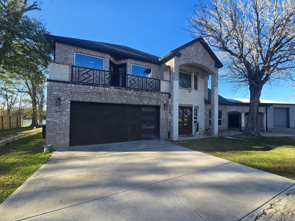 Photo of 206 Elm Street, Highlands, TX 77562 (MLS # 5485075)