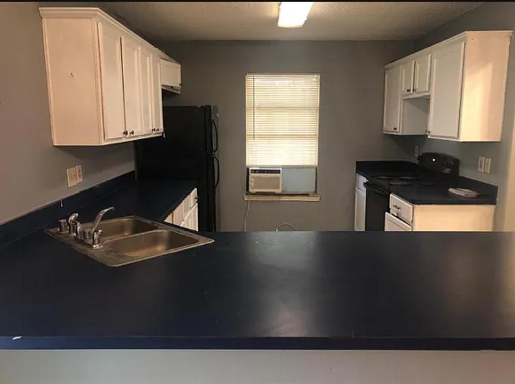 Photo of 1015 W Clarendon Drive, Dallas, TX 75208 (MLS # 92586810)