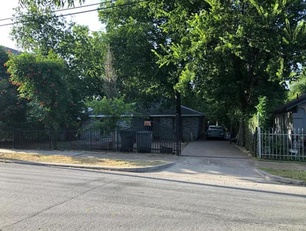 Photo of 1015 W Clarendon Drive, Dallas, TX 75208 (MLS # 92586810)