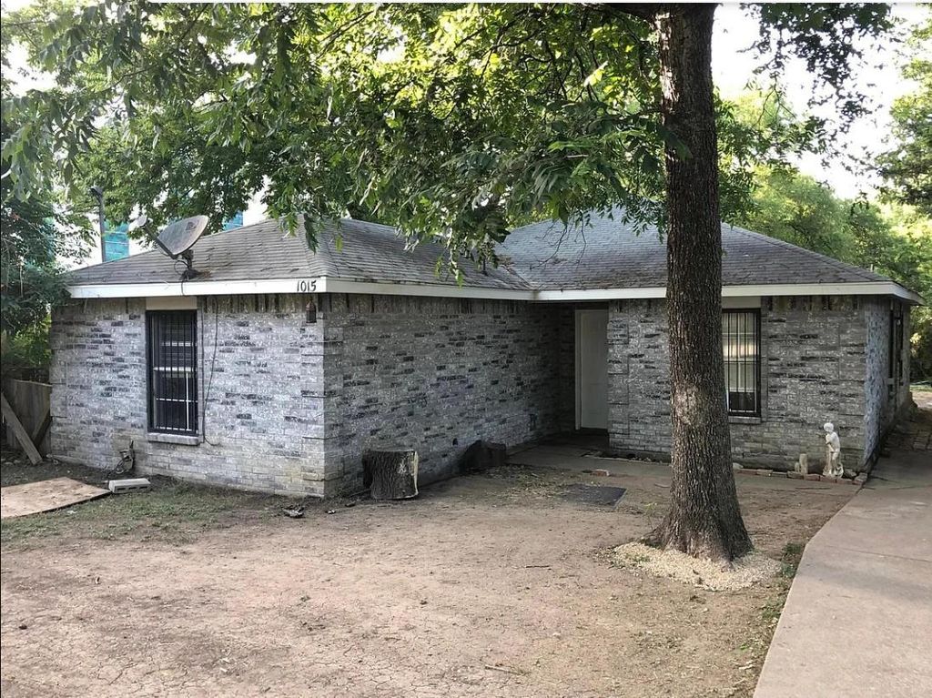 Photo of 1015 W Clarendon Drive, Dallas, TX 75208 (MLS # 92586810)