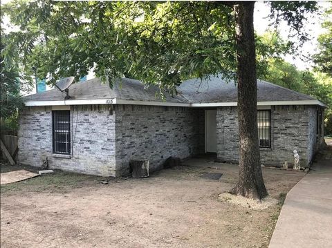 Photo of 1015 W Clarendon Drive, Dallas, TX 75208 (MLS # 92586810)