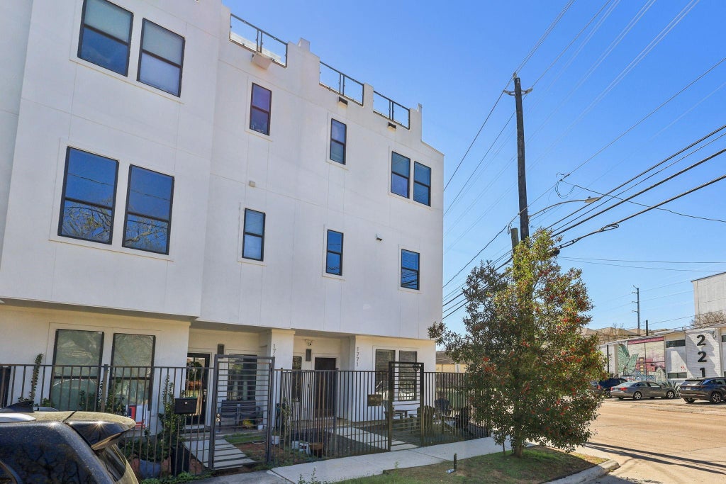Photo of 1771 Michigan Street, Houston, TX 77006 (MLS # 11968403)