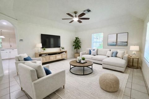 Photo of 322 Green Leaf Street, Huntsville, TX 77340 (MLS # 47633093)