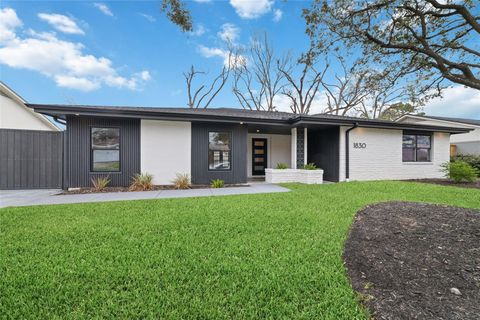 Photo of 1830 Locksford Street, Houston, TX 77008 (MLS # 33435178)