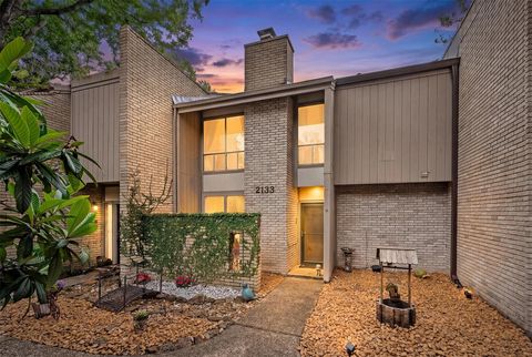 Photo of 2133 Lake Village Drive, Houston, TX 77339 (MLS # 17260428)
