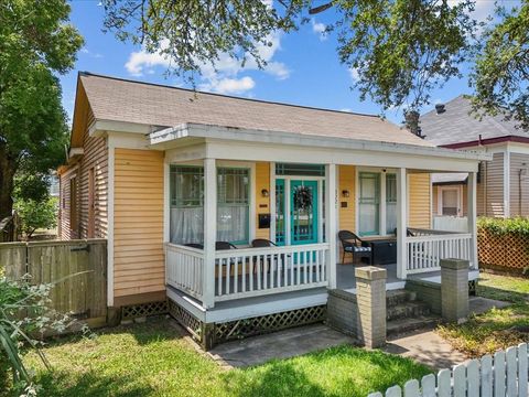 Photo of 3221 Ursuline Street, Galveston, TX 77550 (MLS # 17347225)