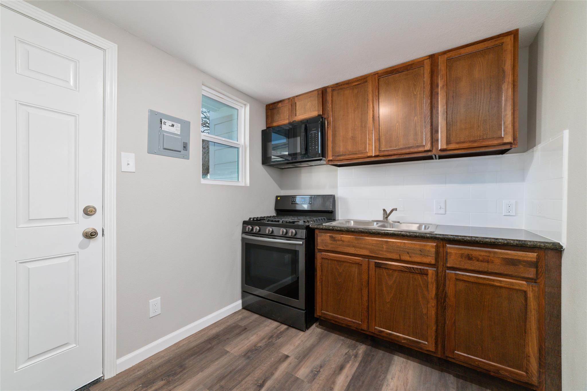 800 E Adoue Street 1/2