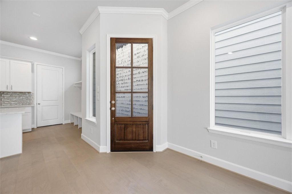 Photo of 5523 Katy Freeway, Houston, TX 77007 (MLS # 32386673)