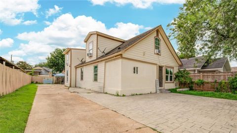 Photo of 911 Wooding Street, Houston, TX 77011 (MLS # 38129998)