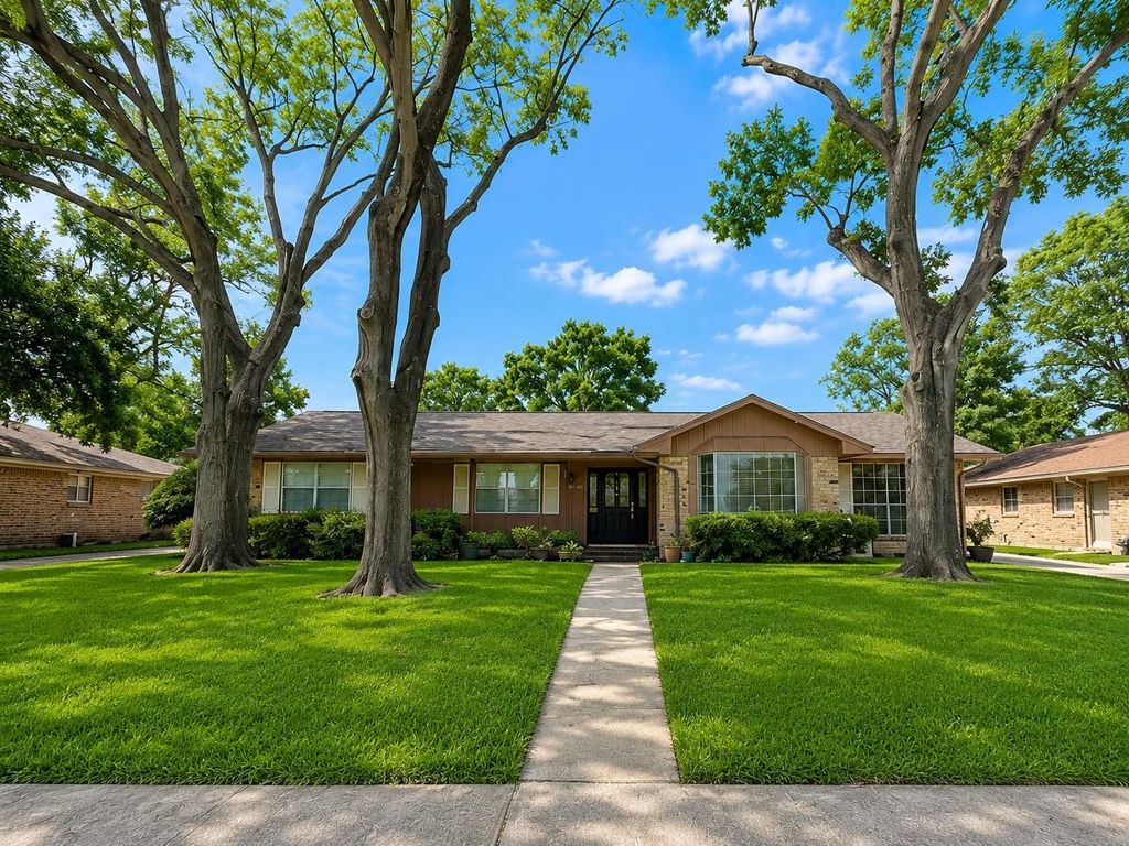 Photo of 426 Shadow Creek Drive, El Lago, TX 77586 (MLS # 18686885)