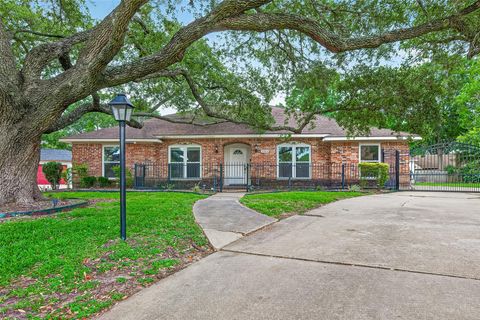 Photo of 2003 Point Clear Court, Missouri City, TX 77459 (MLS # 73672730)