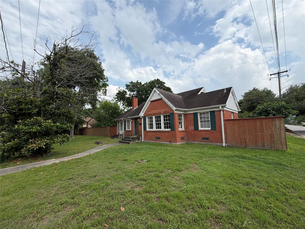 Photo of 500 Fairbanks Street, Houston, TX 77009 (MLS # 86616382)