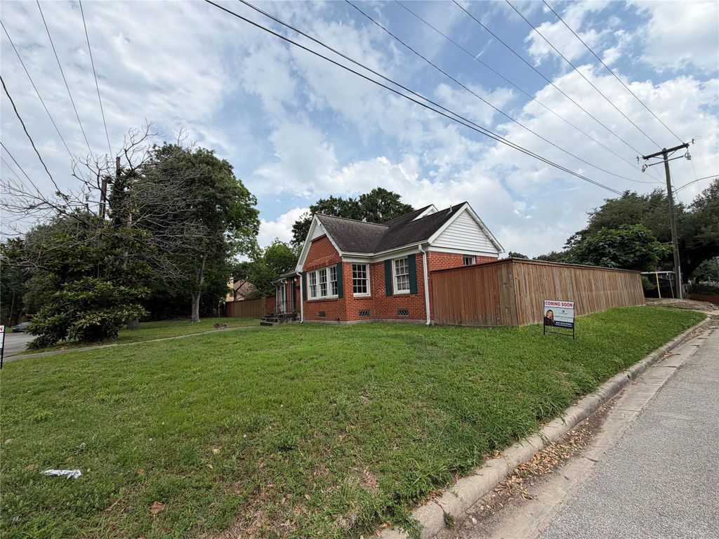 Photo of 500 Fairbanks Street, Houston, TX 77009 (MLS # 86616382)