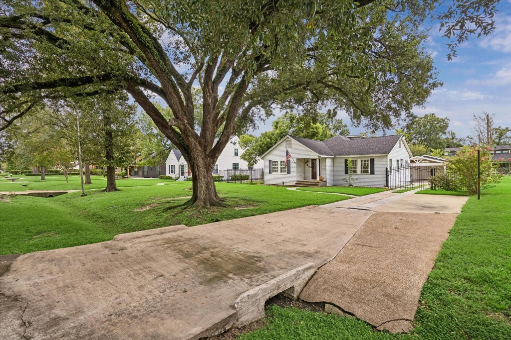 Photo of 327 W 31st Street, Houston, TX 77018 (MLS # 91281664)