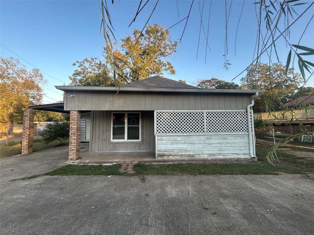 Photo of 511 Thomas St St, Center, TX 75935 (MLS # 83620218)