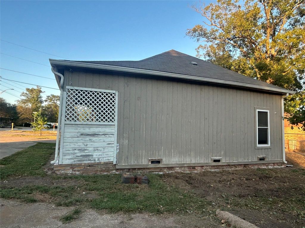Photo of 511 Thomas St St, Center, TX 75935 (MLS # 83620218)