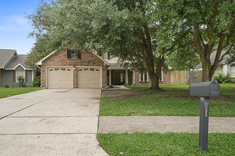 Photo of 722 Regency Court, Friendswood, TX 77546 (MLS # 66762991)