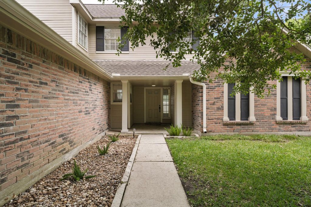 Photo of 722 Regency Court, Friendswood, TX 77546 (MLS # 66762991)