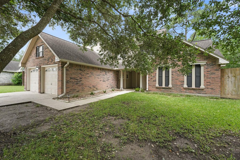 Photo of 722 Regency Court, Friendswood, TX 77546 (MLS # 66762991)
