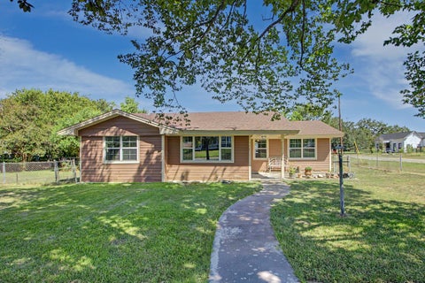 Photo of 307 E Barton Street, Calvert, TX 77837 (MLS # 80487974)