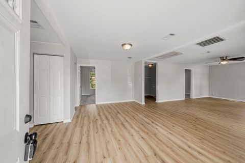 Photo of 915 S Shanks Street, Clute, TX 77531 (MLS # 86996587)