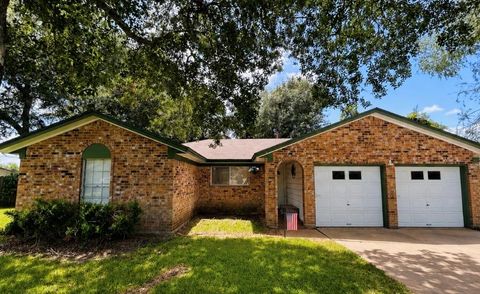 Homes For Sale - 2 Travis Court<br/> Angleton, TX 77515