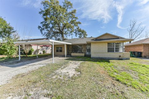 Property photo of 10214 bretton drive, houston, TX 77016