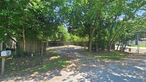 Photo of 410 Baker Avenue, Bacliff, TX 77518 (MLS # 21847416)