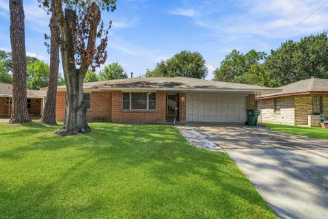 Photo of 2010 Robinhood Street, Pasadena, TX 77502 (MLS # 16957833)