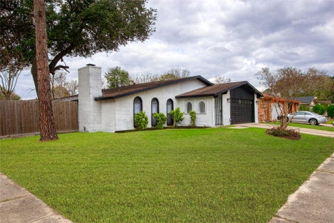 Photo of 5510 Hickory Forest Drive, Houston, TX 77088 (MLS # 10950221)