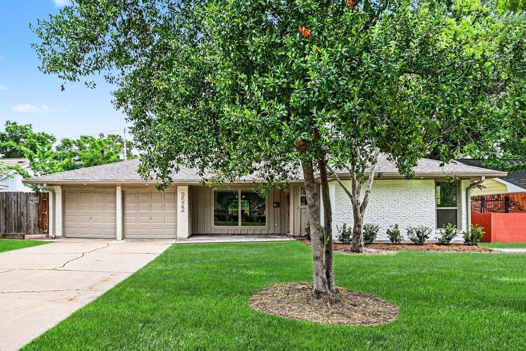 Photo of 9522 Winsome Lane, Houston, TX 77063 (MLS # 38386241)
