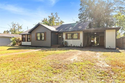 Photo of 407 W Walt Davis Drive W, Woodville, TX 75979 (MLS # 30177735)