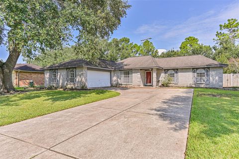 Photo of 1115 W Castlewood Avenue, Friendswood, TX 77546 (MLS # 6610807)