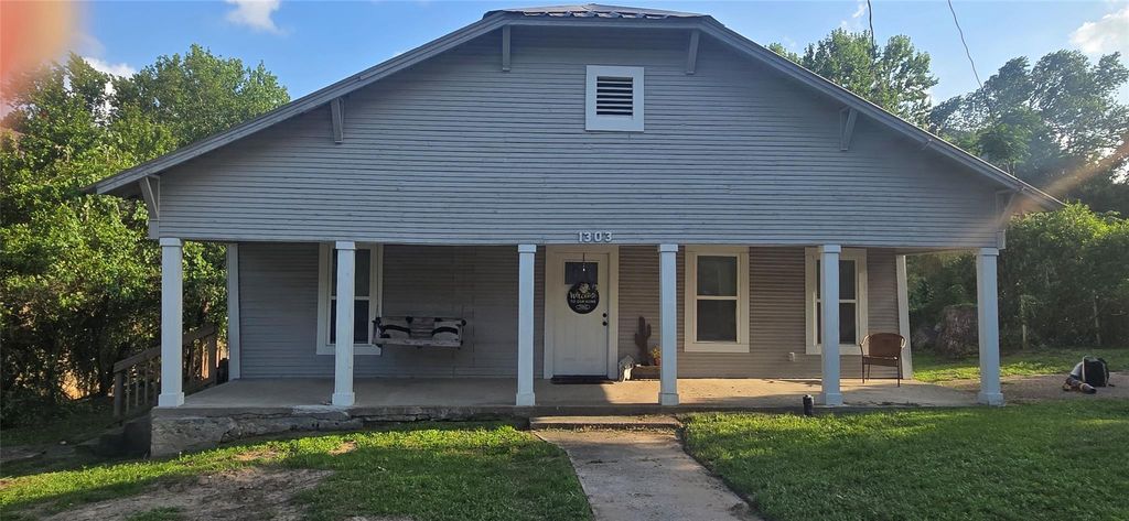 Photo of 1303 20th Street, Huntsville, TX 77340 (MLS # 59017932)