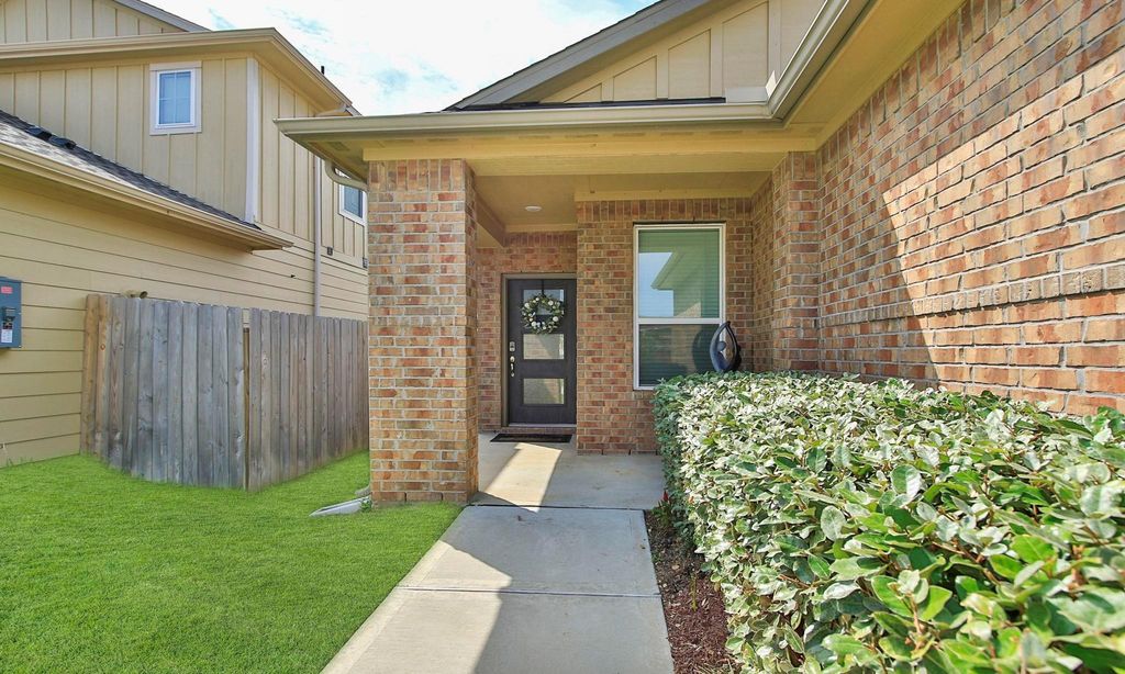 Photo of 108 Clay Creek Lane, Conroe, TX 77316 (MLS # 42041057)