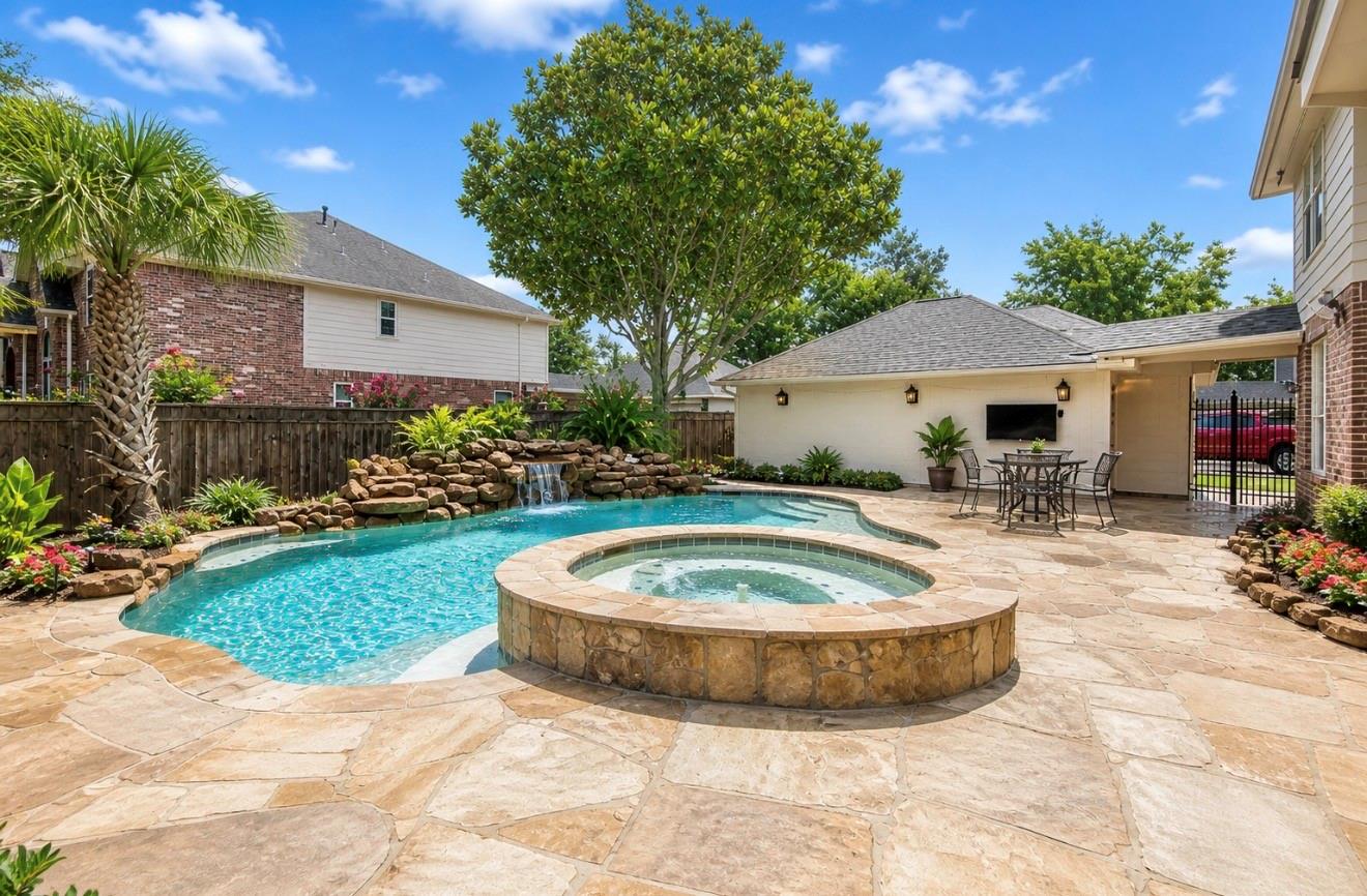 3 Amberstone Drive