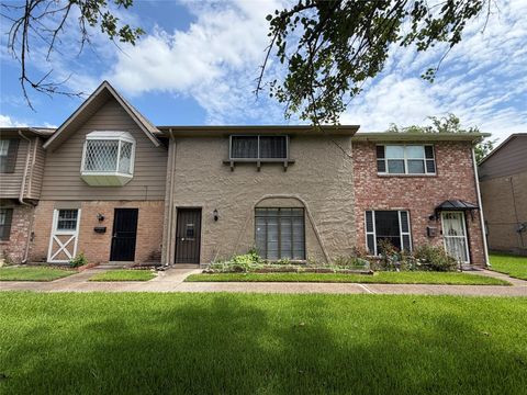 Townhouse For Sale - 7214 Crownwest Street #7214<br/> Houston, TX 77072