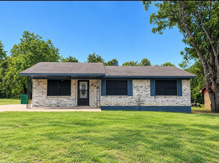 Photo 1 of 13 — 316 Johnson St, Brenham, TX 77833